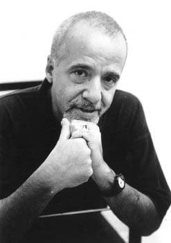 Paulo Coelho: Novelista, compositor de canción popular, periodista y dramaturgo brasileño.
